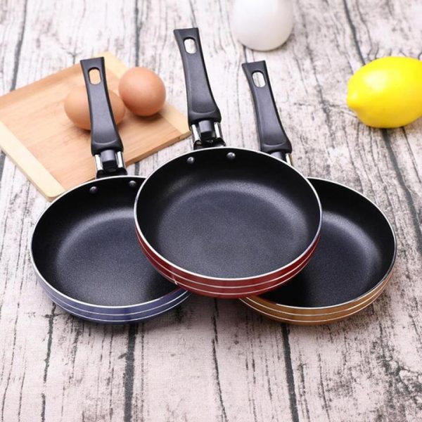 1x Mini Frying Pan with 14cm Non-Stick Surface for Eggs & Pancakes product shot displaying key design features and visual details for e-commerce cataloging.